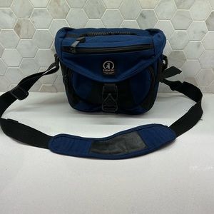 Tamrac #5501 camera shoulder bag, very clean ~7 x 9 x 6" (blue)